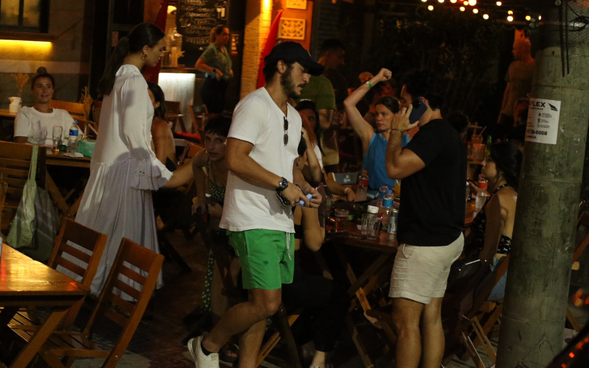 Rafa Kalimann e Allan Souza são clicados em bar da Zona Sul