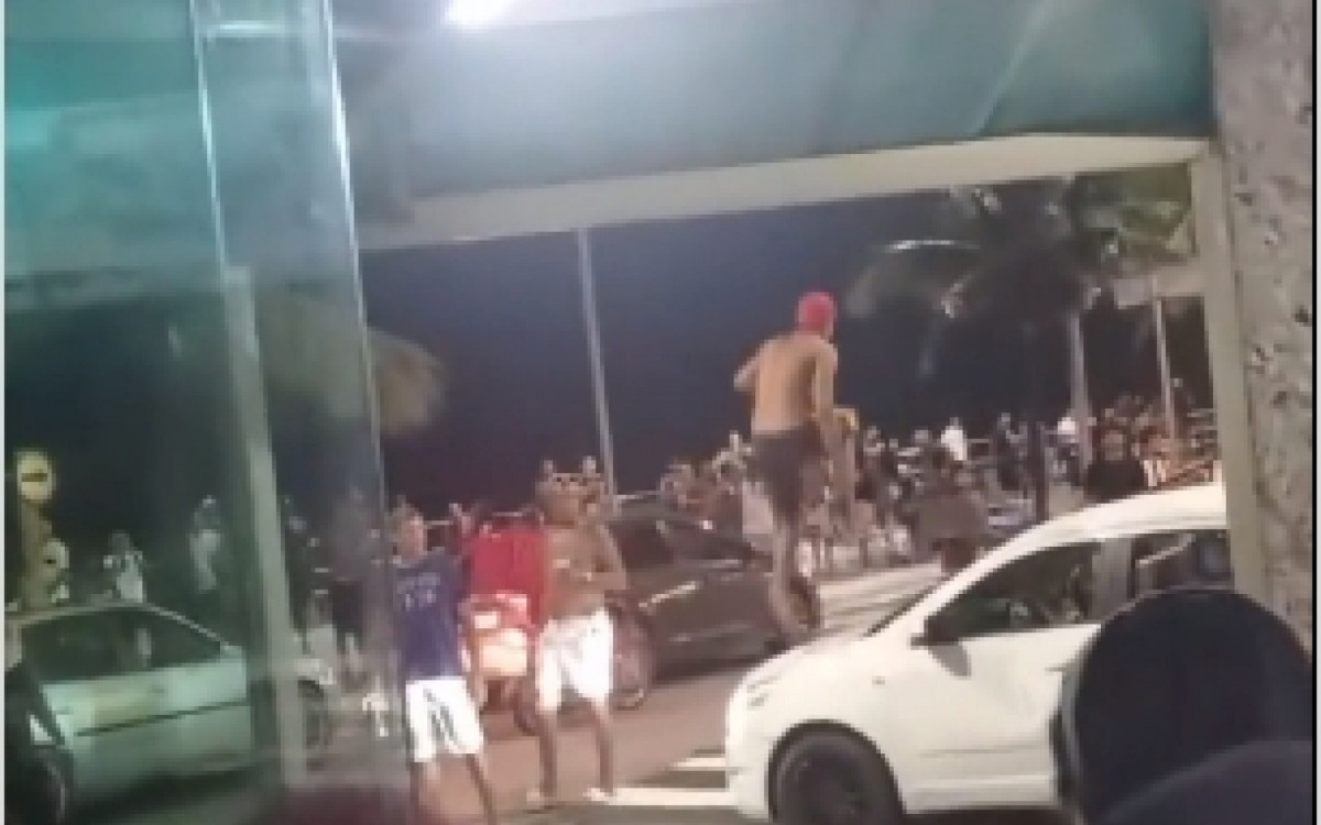 Um dos envolvidos danificou o carro de aplicativo