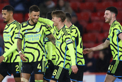 Arsenal goleia o Sheffield United e segue na cola do Liverpool pela liderança