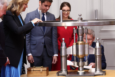 França se torna primeiro país a incluir 'liberdade garantida' sobre o aborto em sua Constituição