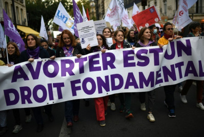 França se aproxima de garantir direito ao aborto na Constituição