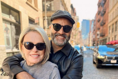 Ana Maria Braga e o namorado posam coladinhos em Nova Iorque