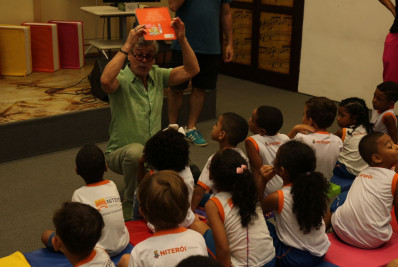 Artistas contam histórias para estudantes da rede municipal