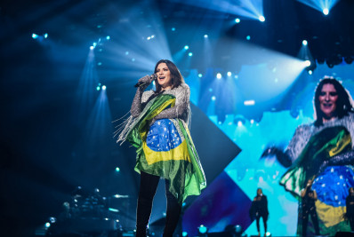 Vídeo! Laura Pausini surpreende fãs ao cantar 'Macetando' em show no Brasil