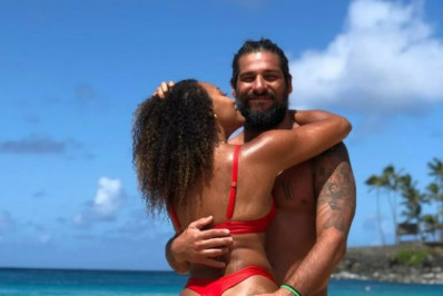 De biquíni, Sheron Menezzes exibe as curvas e ganha mão boba do marido