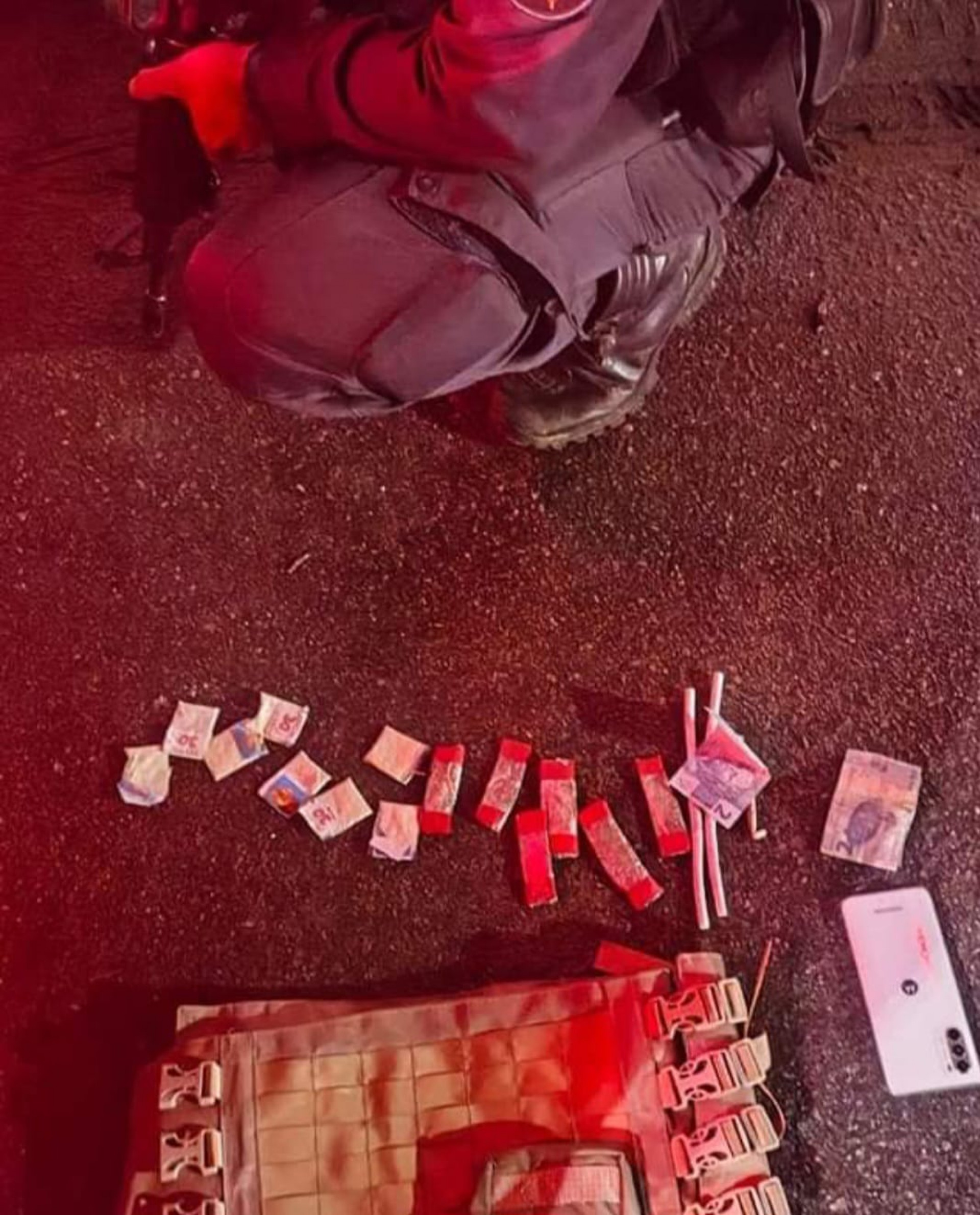 Colete e drogas apreendidos com o suspeito preso no bairro Cantagalo