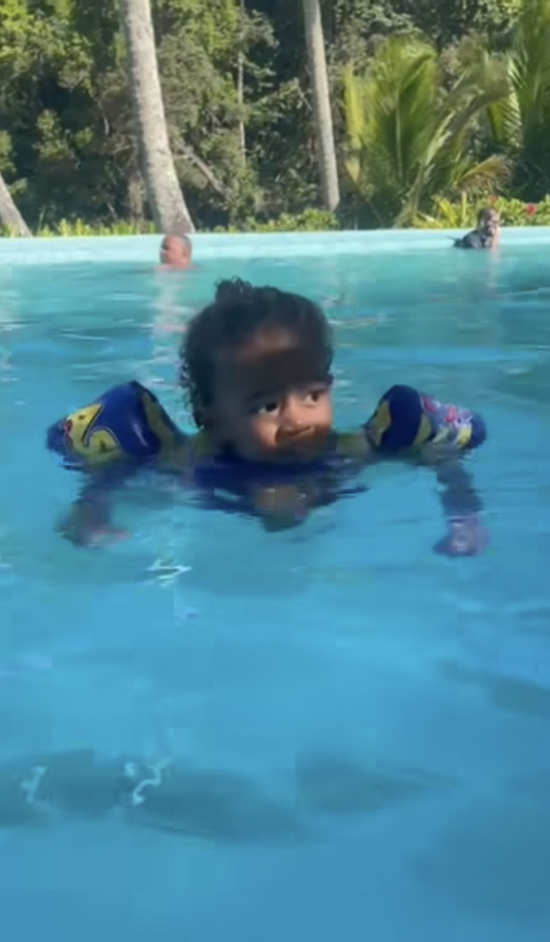 Viviane Araujo encanta seguidores ao mostrar filho na piscina - Reprodução