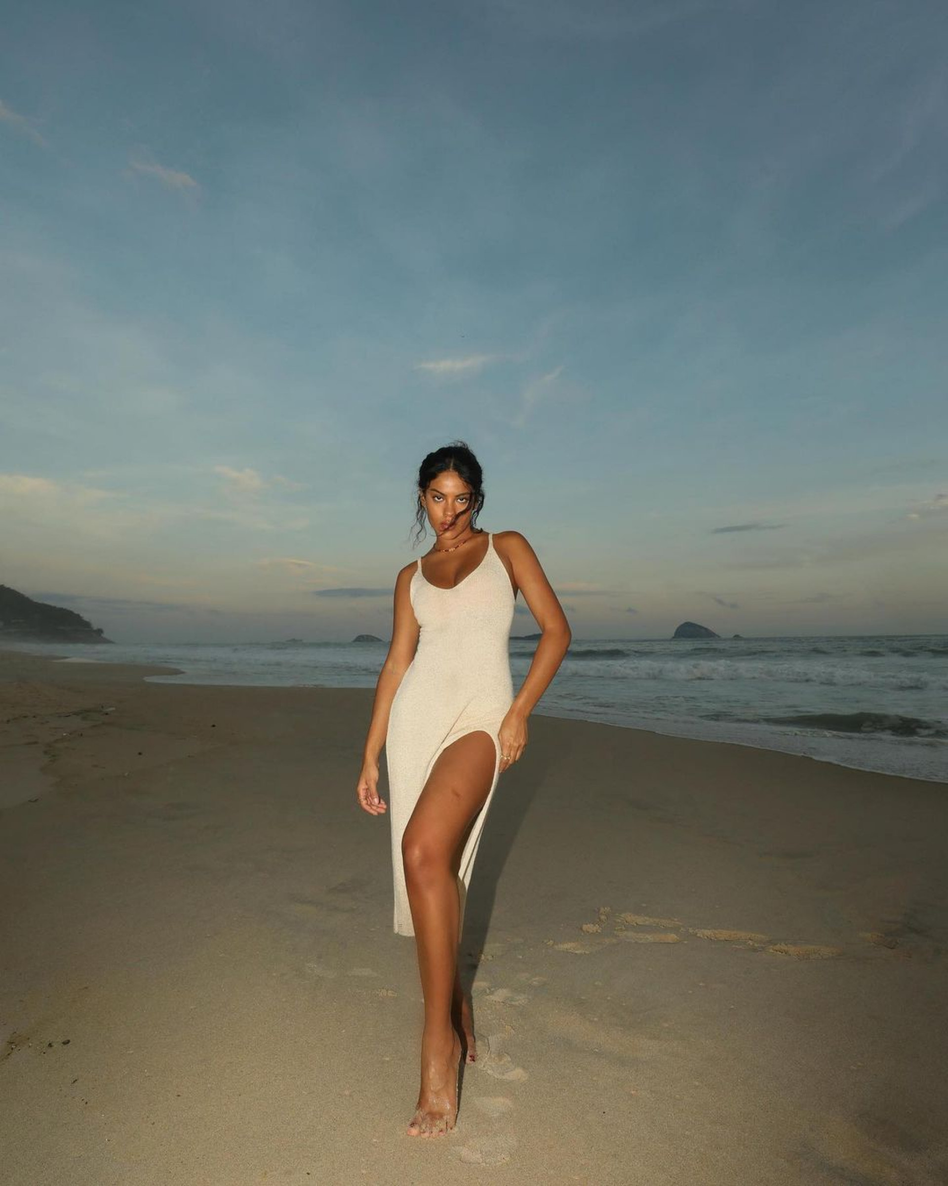 Bella Campos compartilha registros na praia e recebe elogio dos fãs - Reprodução