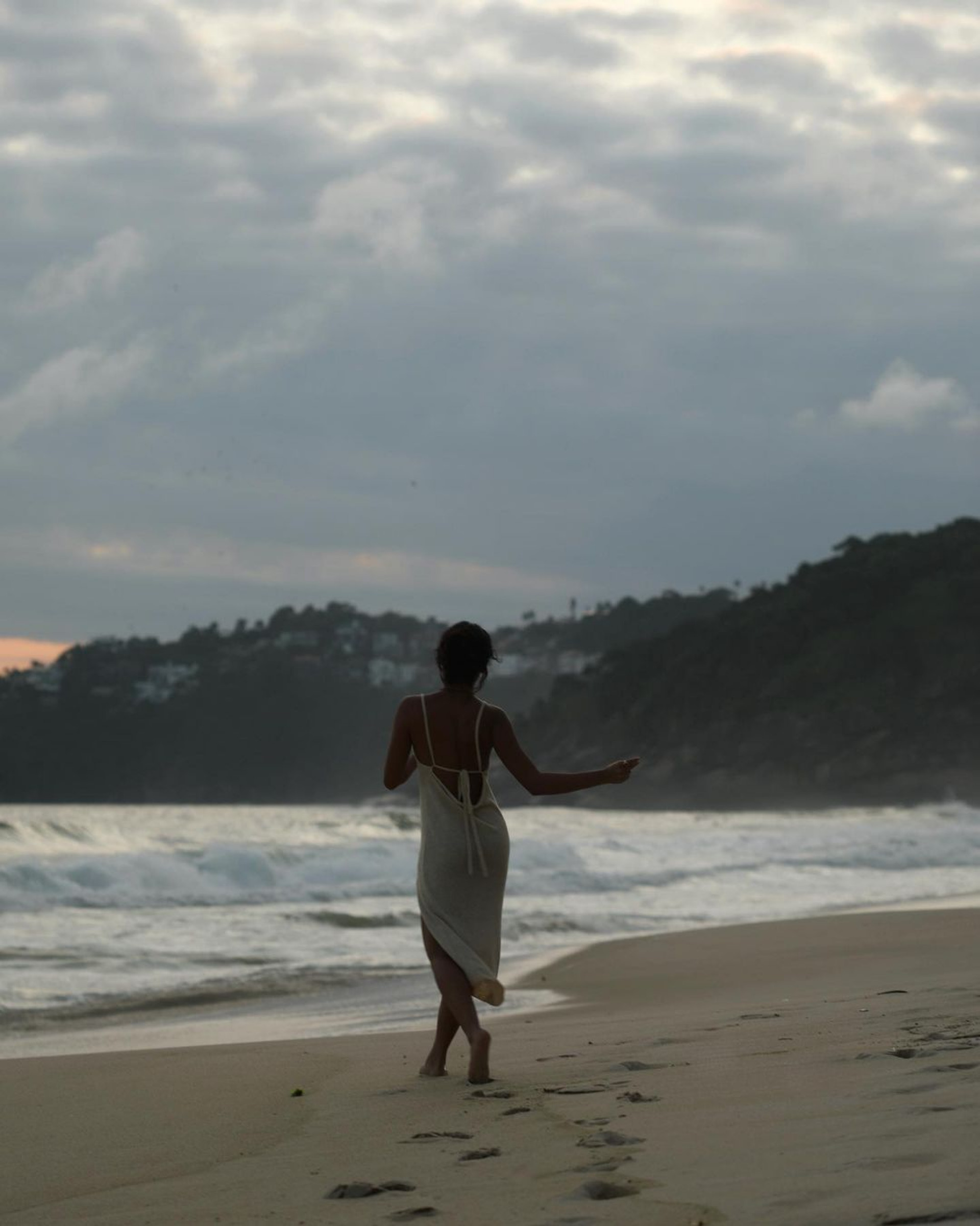 Bella Campos compartilha registros na praia e recebe elogio dos fãs - Reprodução