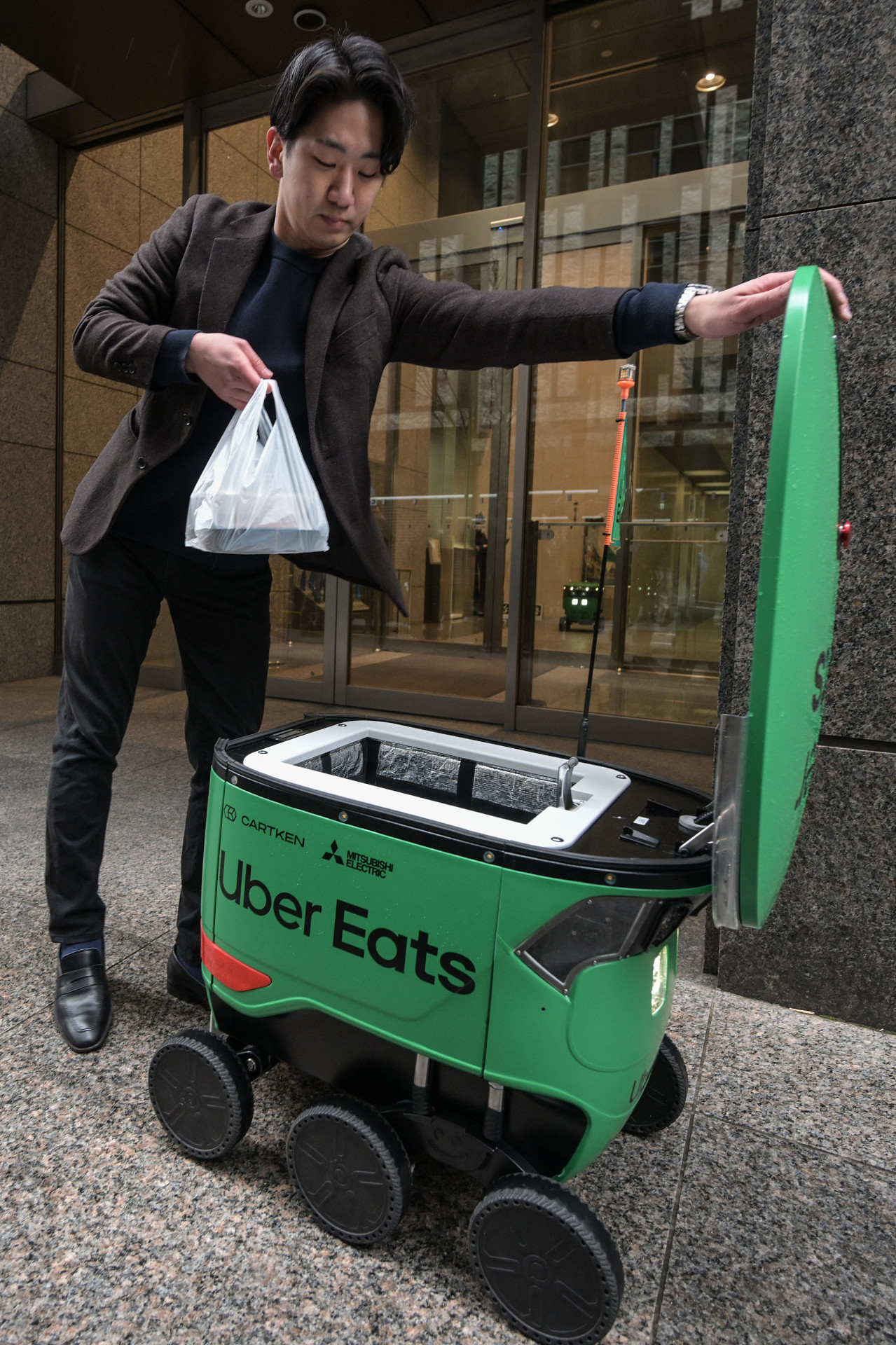 Medida do Uber Eats é uma alternativa a falta de mão de obra no Japão - Richard A. Brooks / AFP