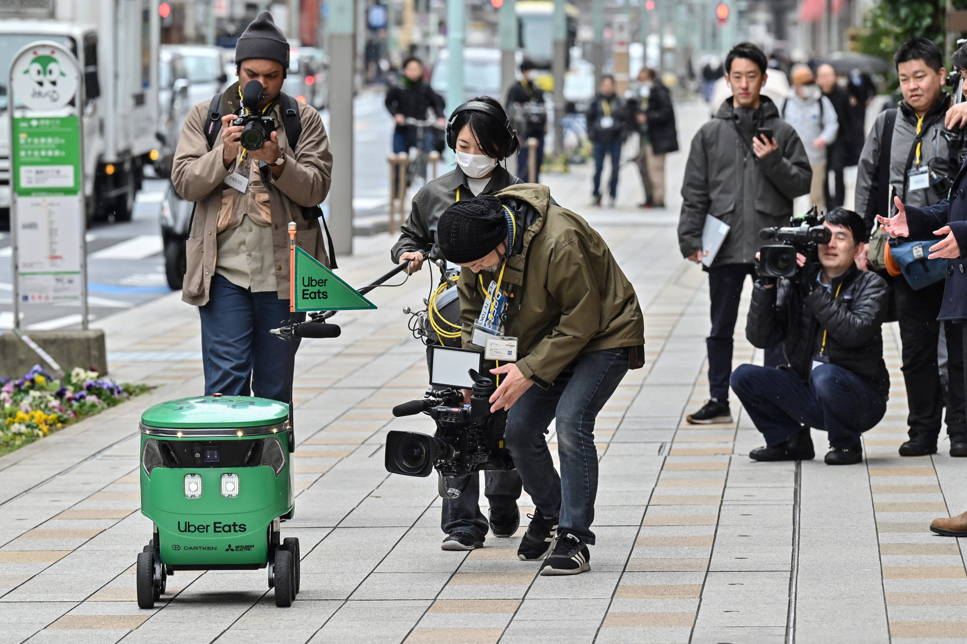 Medida do Uber Eats é uma alternativa a falta de mão de obra no Japão - Richard A. Brooks / AFP