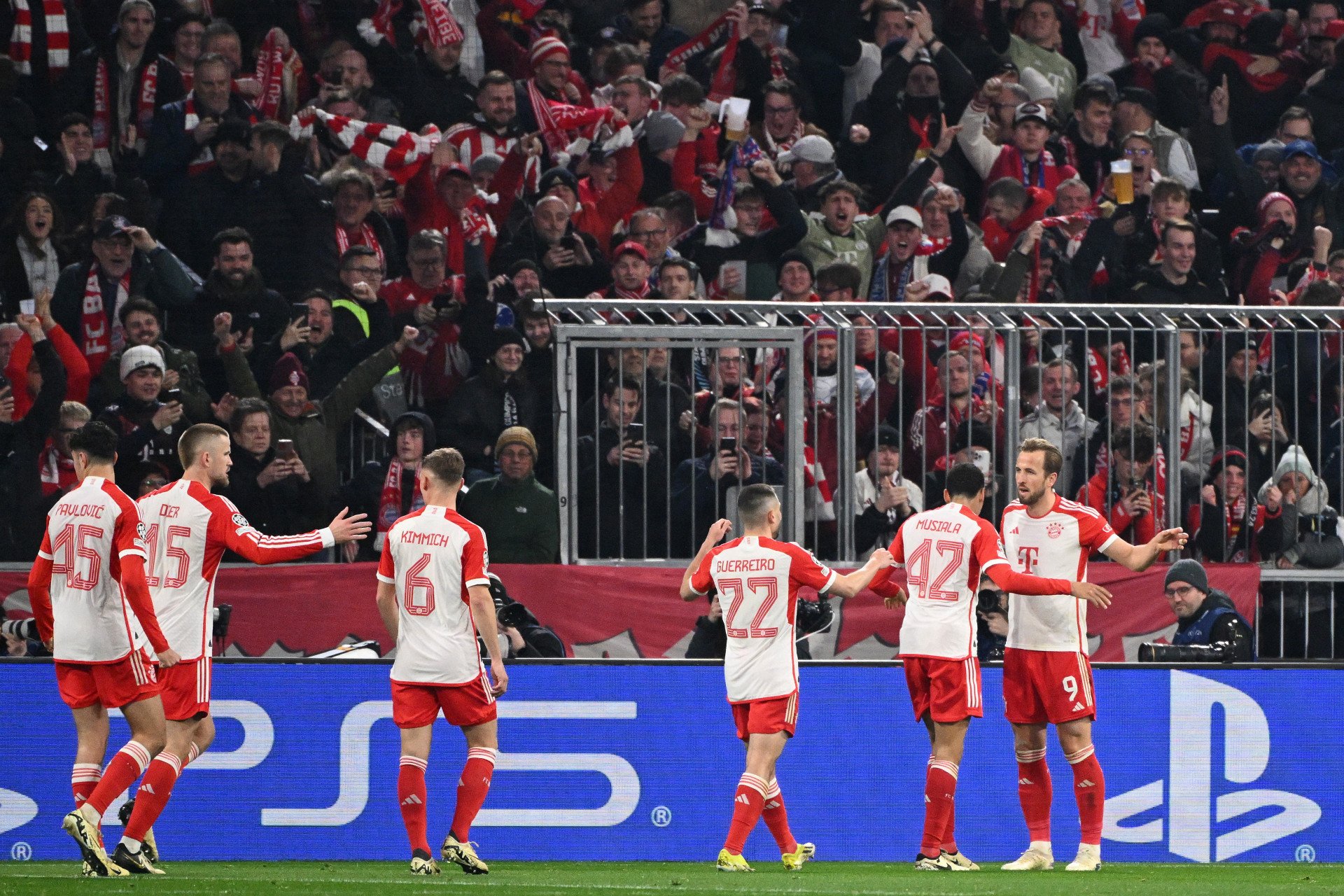 Jogadores do Bayern de Munique comemora o terceiro gol marcado na vitória sobre a Lazio - Kirill Kudryavtsev/AFP