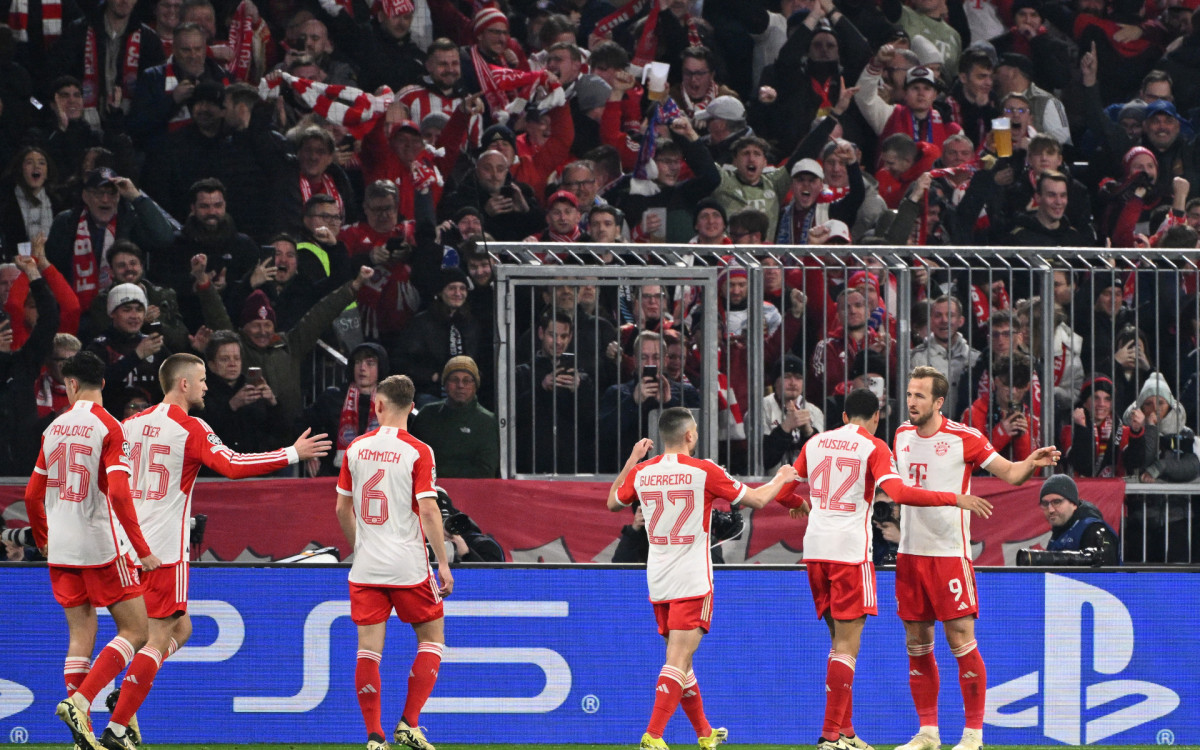 Jogadores do Bayern de Munique comemora o terceiro gol marcado na vitória sobre a Lazio