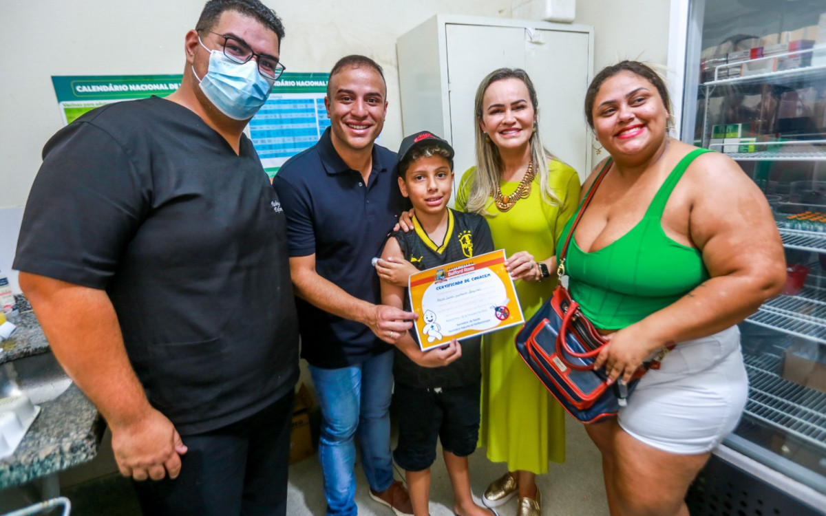 Matheus Carneiro e Daniela do Waguinho com o pequeno Kayke (junto com a mãe), que ganhou o certificado de imunizado