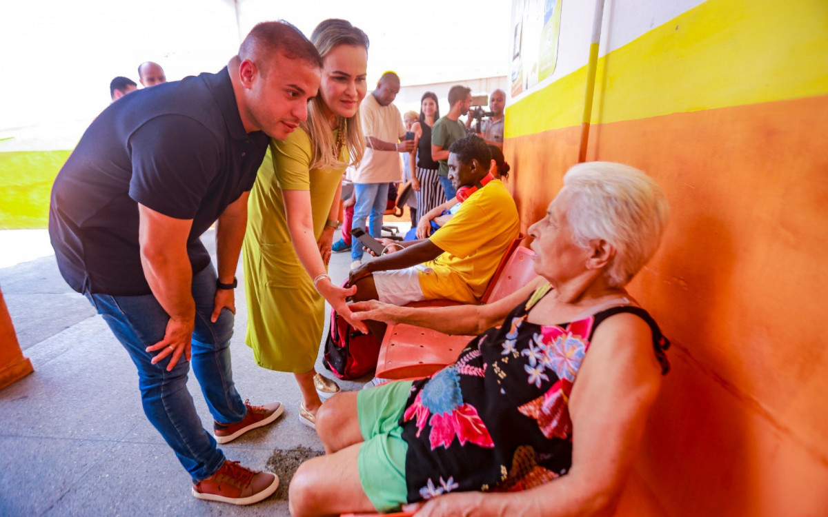 Matheus Carneiro e Daniela do Waguinho conversaram com pacientes da Policlínica Neuza Brizola
