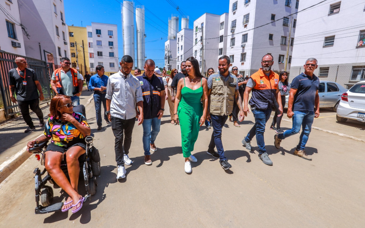 A comitiva este no condomínio Babi, o mais atingido pelas últimas chuvas que destruíram os apartamentos do térreo