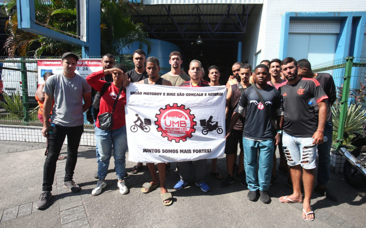 Entregadores fazem um protesto pacífico em frente ao hospital Salgado Filho, onde Nilton Ramon está internado