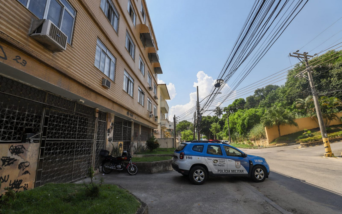 Viatura da Polícia Militar faz escolta em frente a condomínio onde mora Roy Martins Cavalcanti
