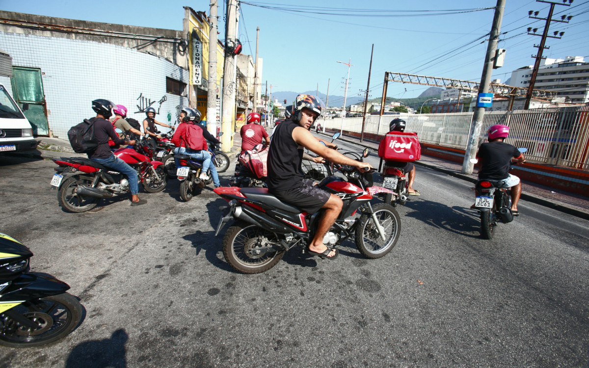 Entregadores do iFood protestam na porta de hospital onde colega baleado por cliente est&aacute; internado