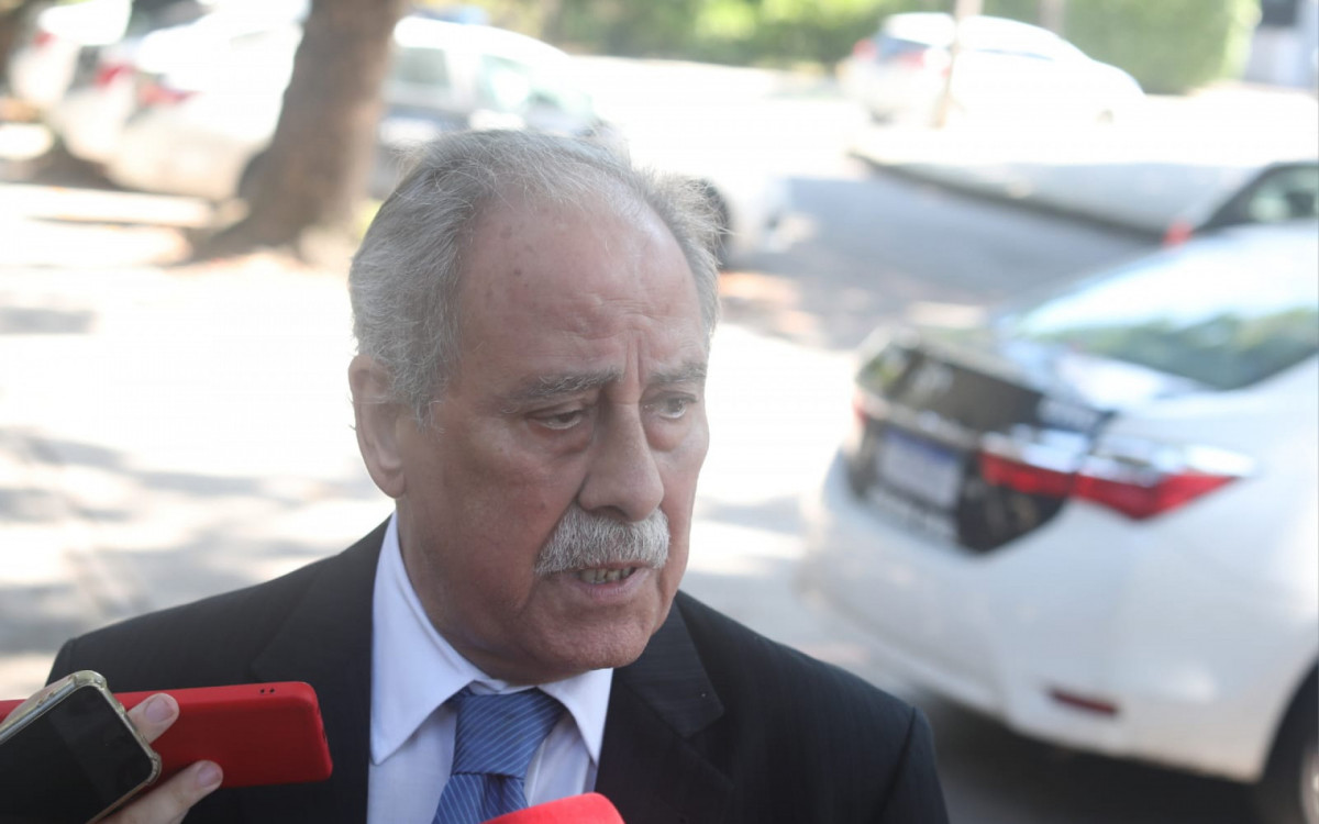 Manoel de Jesus Soares, advogado de Cezar Daniel Mondego, saindo da DHC