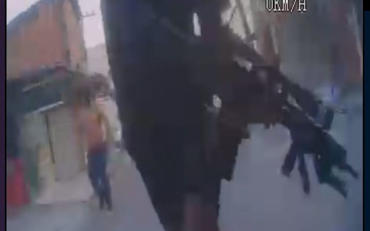 Bandido com fuzil é flagrado durante roubo de carga na Praça Seca - Reprodução