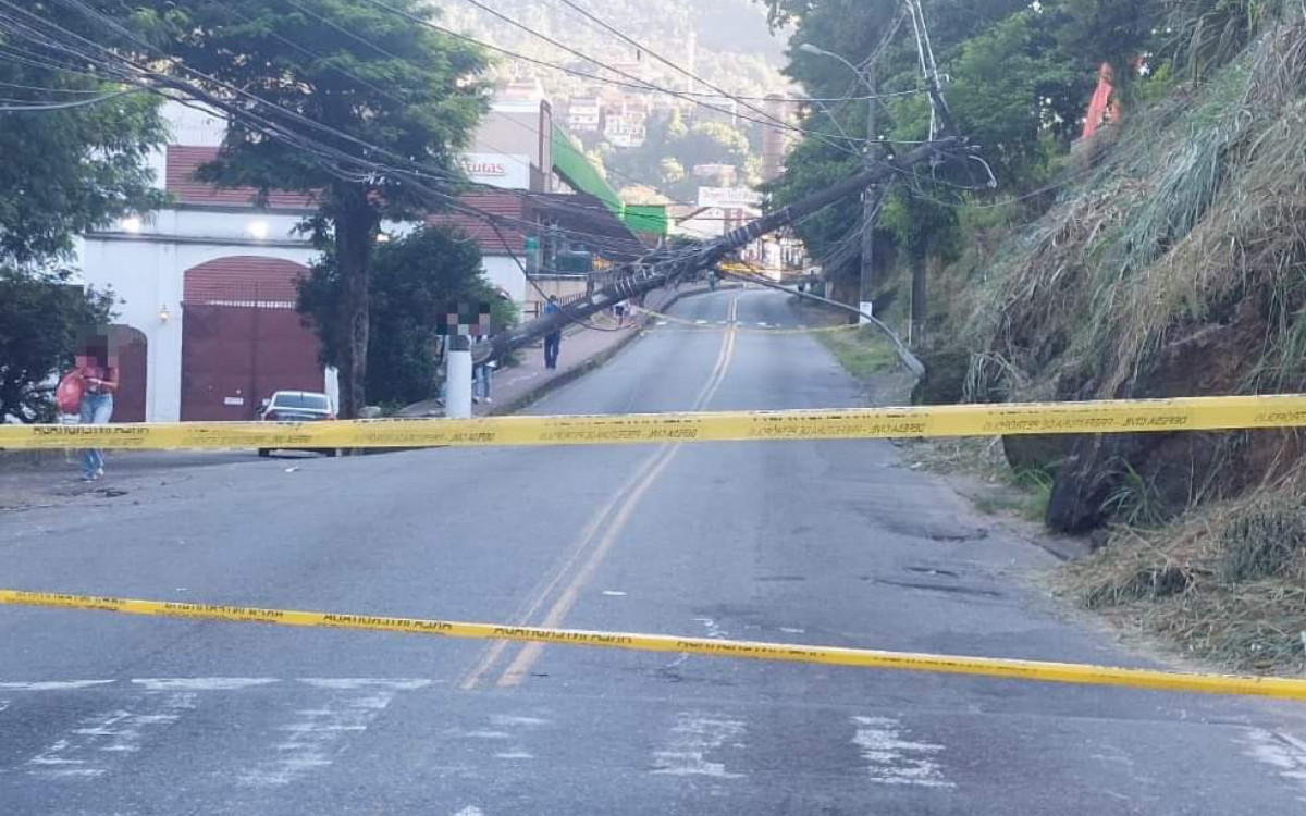 Informações preliminares apontam que uma carreta derrubou o poste.