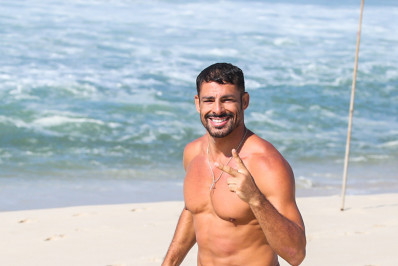 Cauã Reymond posta fotos com legenda inocente e seguidores 'levam na maldade'