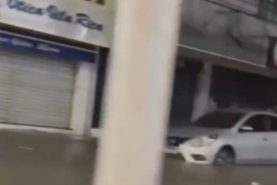 Temporal atinge Angra e ruas ficam alagadas