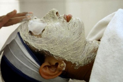 Injeções de clareamento de pele causam problemas de saúde e golpes na África