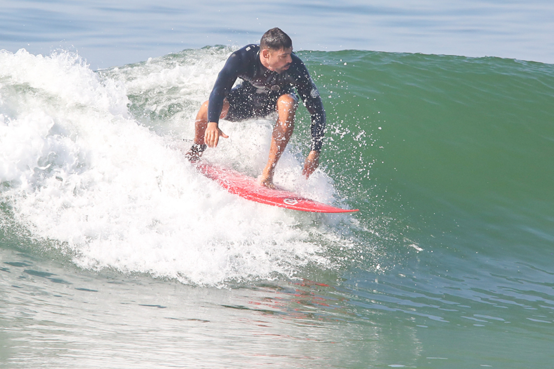 Cauã Reymond surfa na Barra da Tijuca - Dilson Silva / Agnews