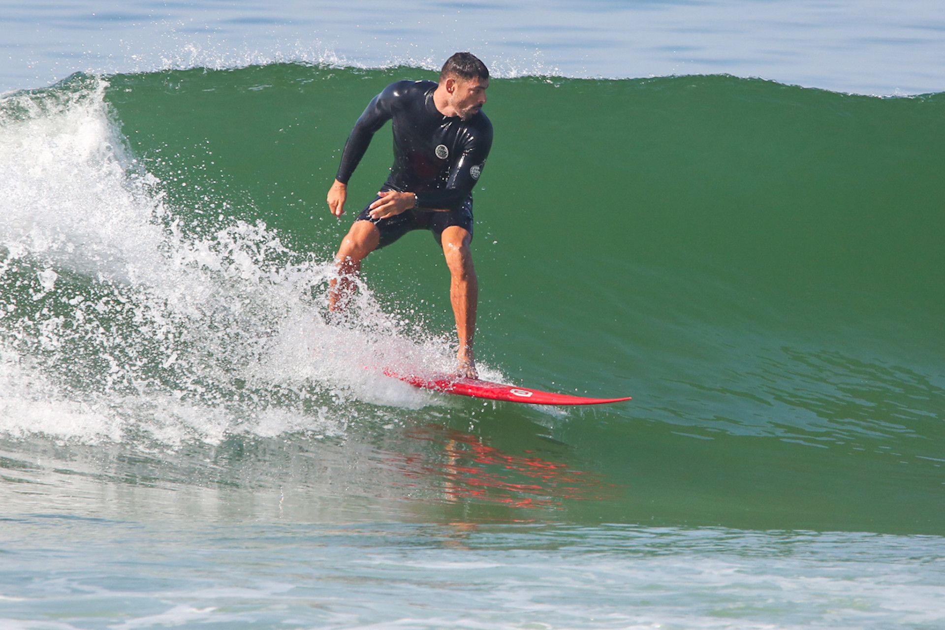 Cauã Reymond surfa na Barra da Tijuca - Dilson Silva / Agnews