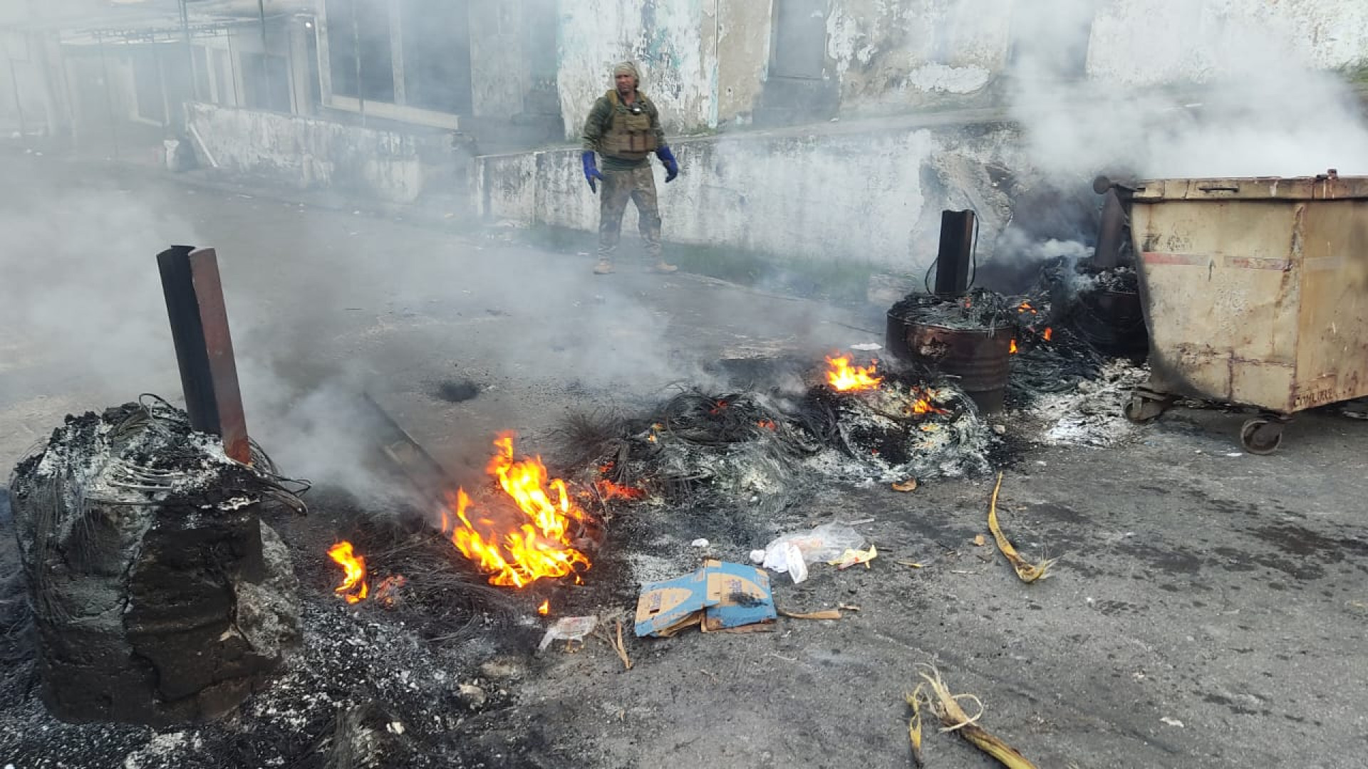 Na Serrinha, policiais retiraram toneladas de barricadas, que foram incendiadas pelos criminosos  - Divulga&ccedil;&atilde;o / PMERJ