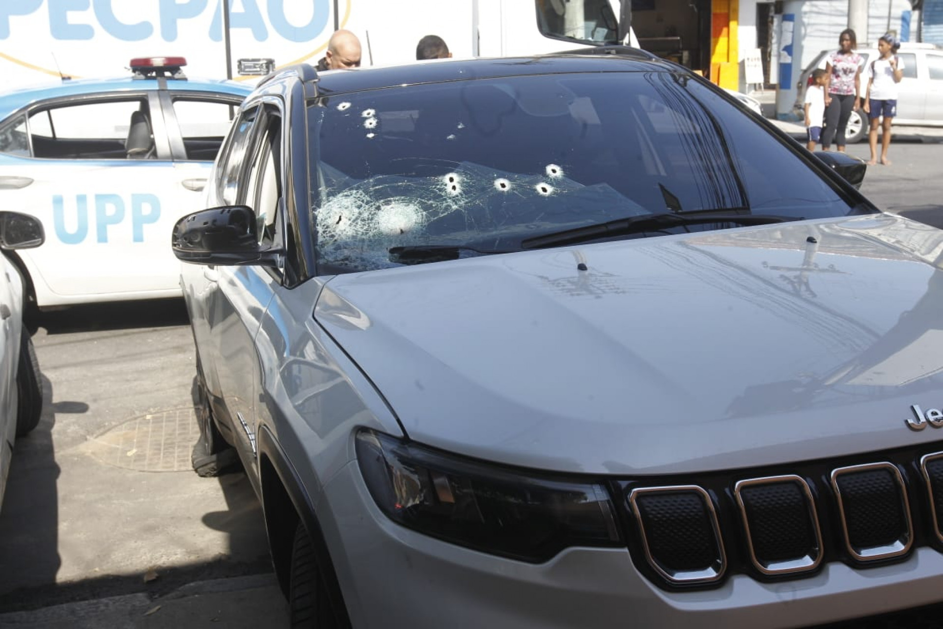 Um dos carros apreendidos estava com diversas marcas de tiro - Reginaldo Pimenta 