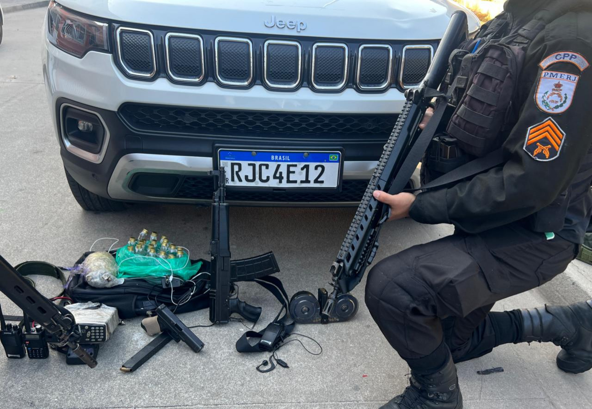 Policiais apreenderam armas, drogas e dois ve&iacute;culos durante opera&ccedil;&otilde;es nas comunidades Manguinhos, Jacarezinho, Arar&aacute; e Mandela - Divulga&ccedil;&atilde;o / PMERJ