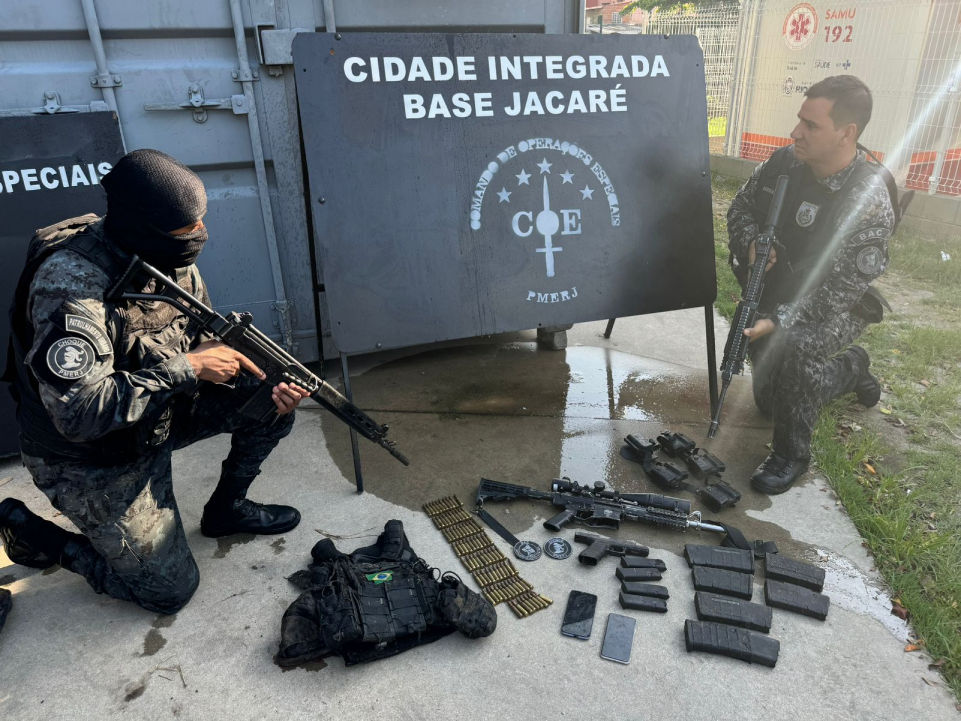 Na Serrinha, policiais apreenderam armas, muni&ccedil;&otilde;es e um colete durante uma fuga de criminosos da opera&ccedil;&atilde;o - Divulga&ccedil;&atilde;o / PMERJ