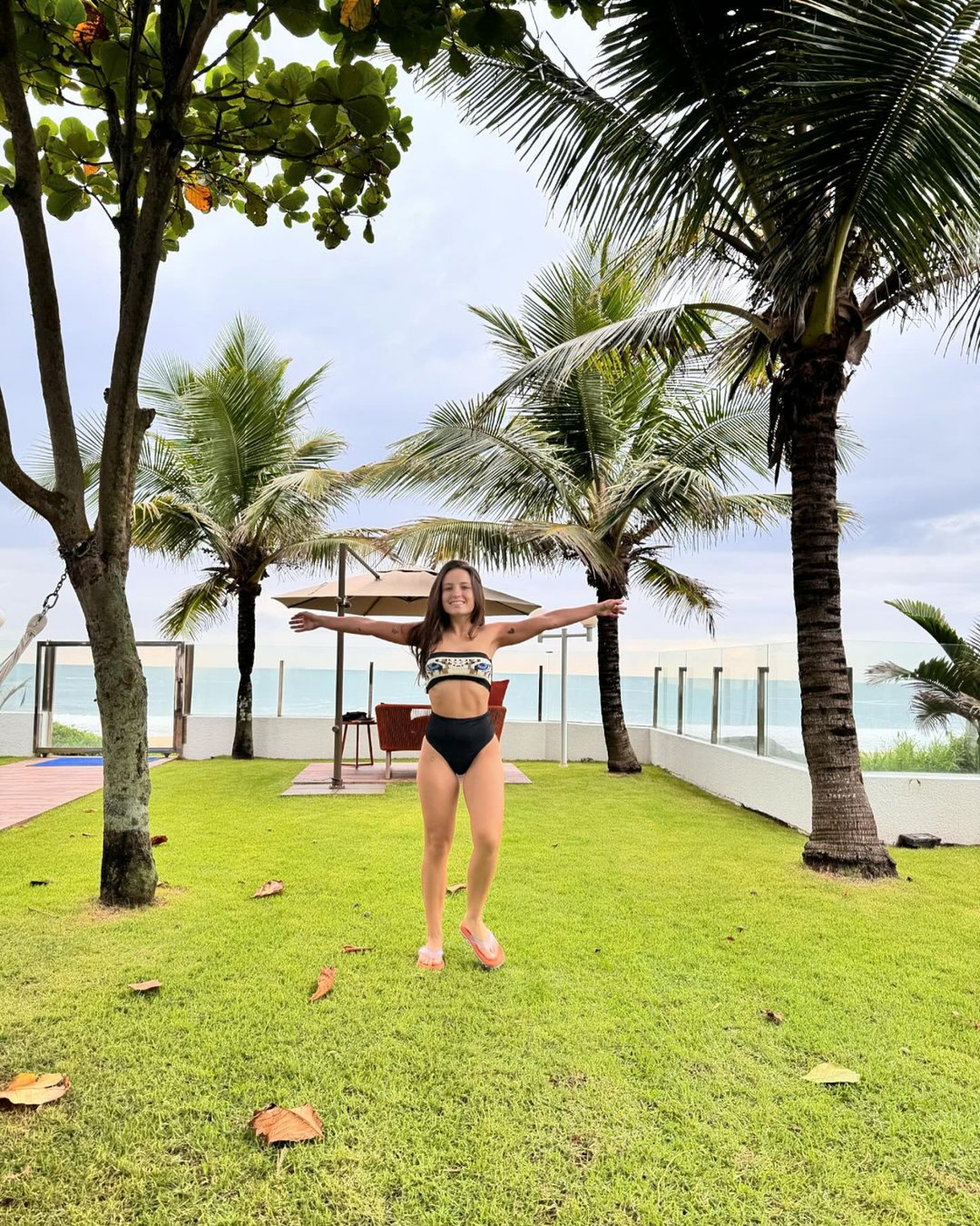 Sem maquiagem e de biquíni, Larissa Manoela aproveita dia de folga  - Reprodução / Instagram