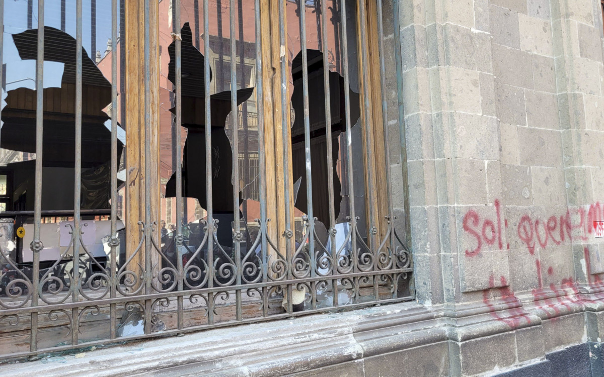 Destruição causada por manifestantes no palácio presidencial da Cidade do México - AFP