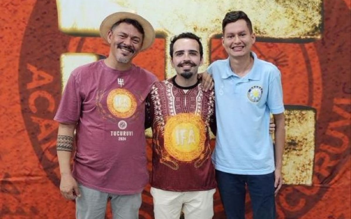 Dione Leite, Nícolas Gonçalves (ao centro) e Yago Duarte vão assinar o desfile da Tucuruvi - Divulgação / Acadêmicos do Tucuruvi