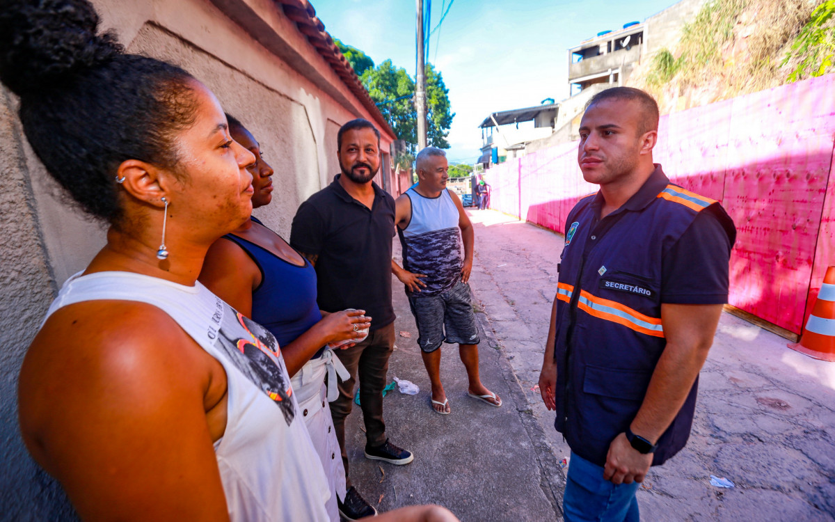 Monica Araújo conversou com os secretários Matheus carneiro e Tuninho Medeiros destacando a importância da contenção da encosta