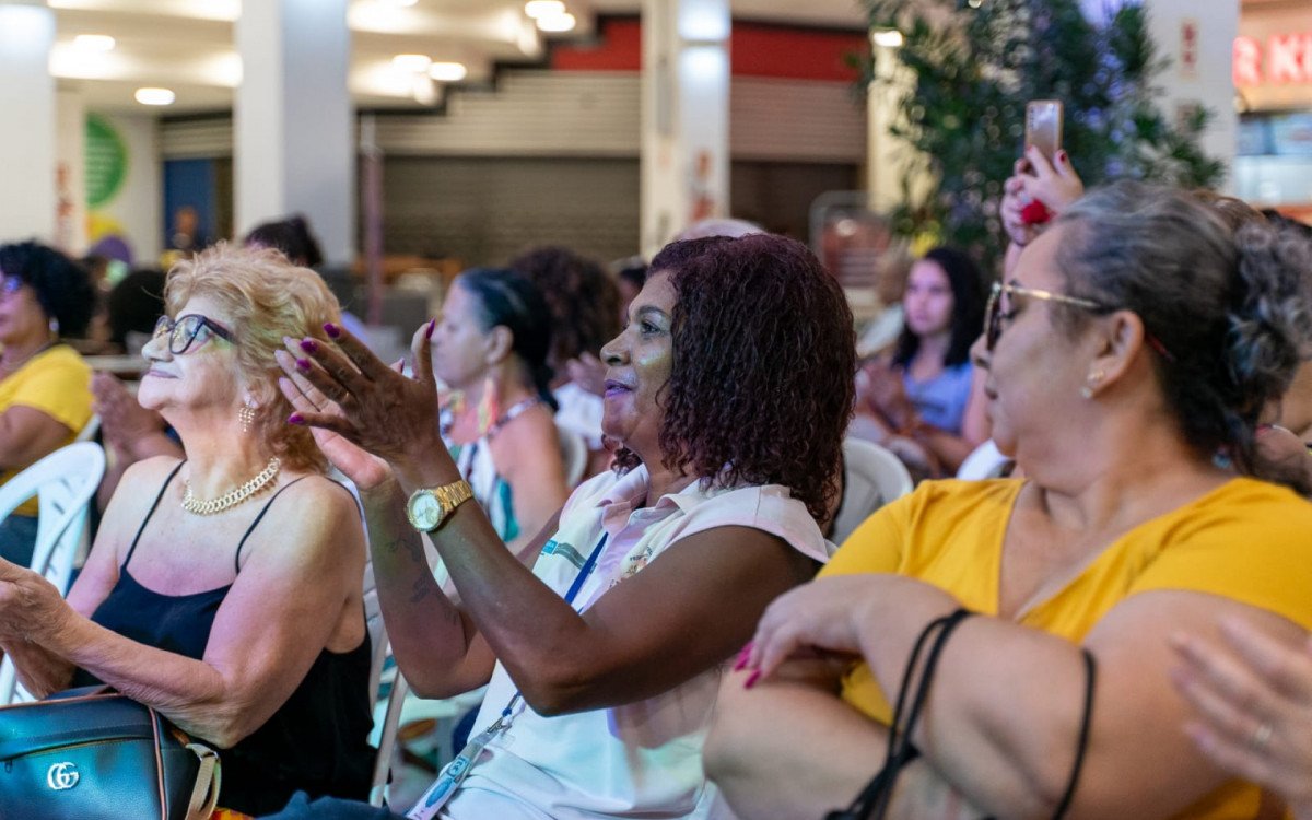 A equipe da Casa da Mulher Nilopolitana, frequentadoras da instituição e clientes do Nilópolis Square participaram da abertura do Mês da Mulher