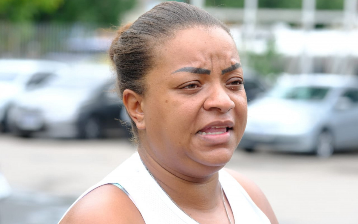 A madrinha de Yago de Farias, Alessandra Guimarães dos Santos, na porta do IML