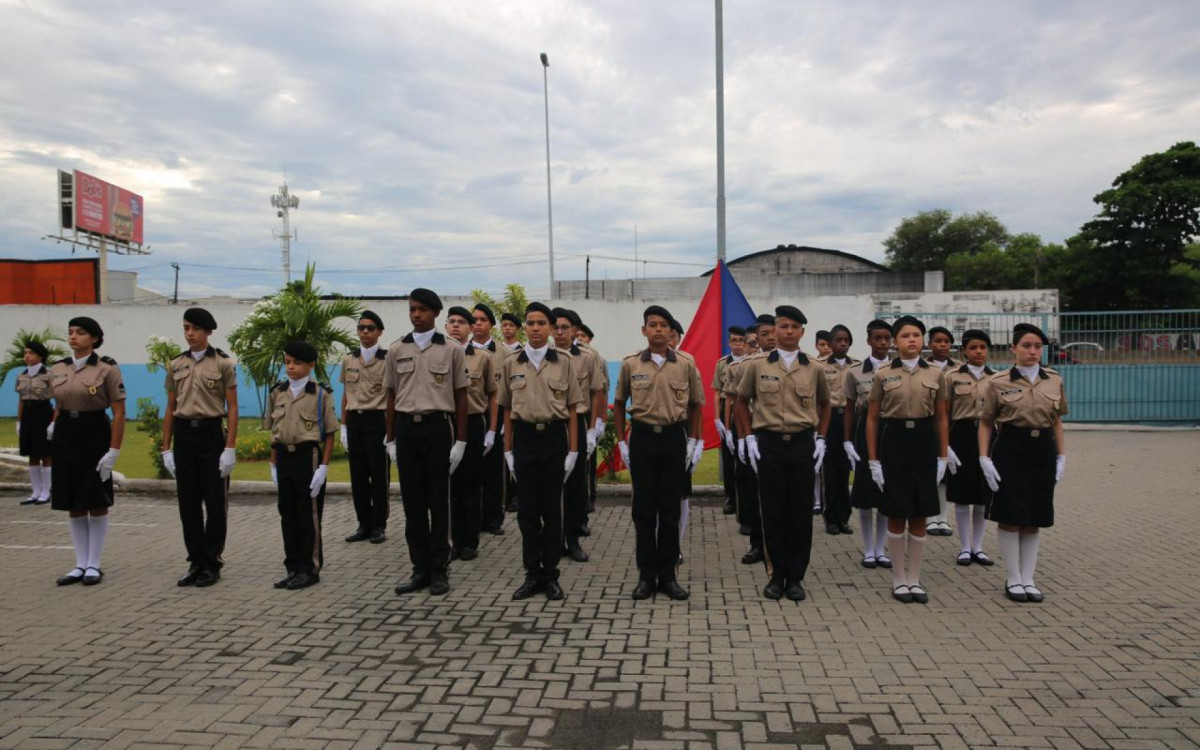 Col&eacute;gio da PM em Caxias realiza cerim&ocirc;nia da entrega de boinas - Divulga&ccedil;&atilde;o