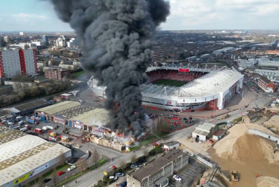 Incêndio ao lado de estádio causa adiamento de jogo na Inglaterra