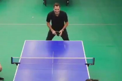 Roger Federer perde partida de tênis de mesa para chinesa de sete anos
