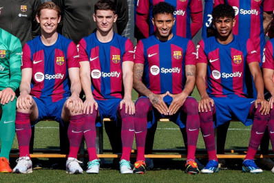 Raphinha repete gesto de Ronaldinho em foto oficial do elenco do Barcelona