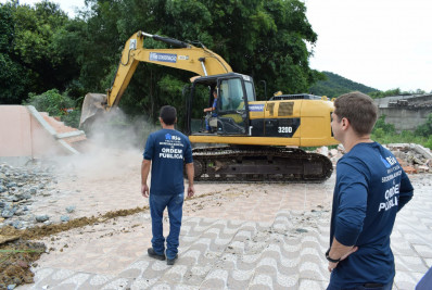Área de imóvel usado como casa de festas é demolida em Santíssimo