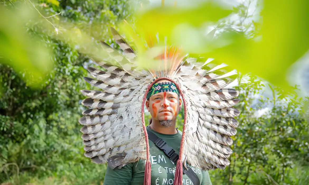 Cacique Merong é enterrado em área de reflorestamento