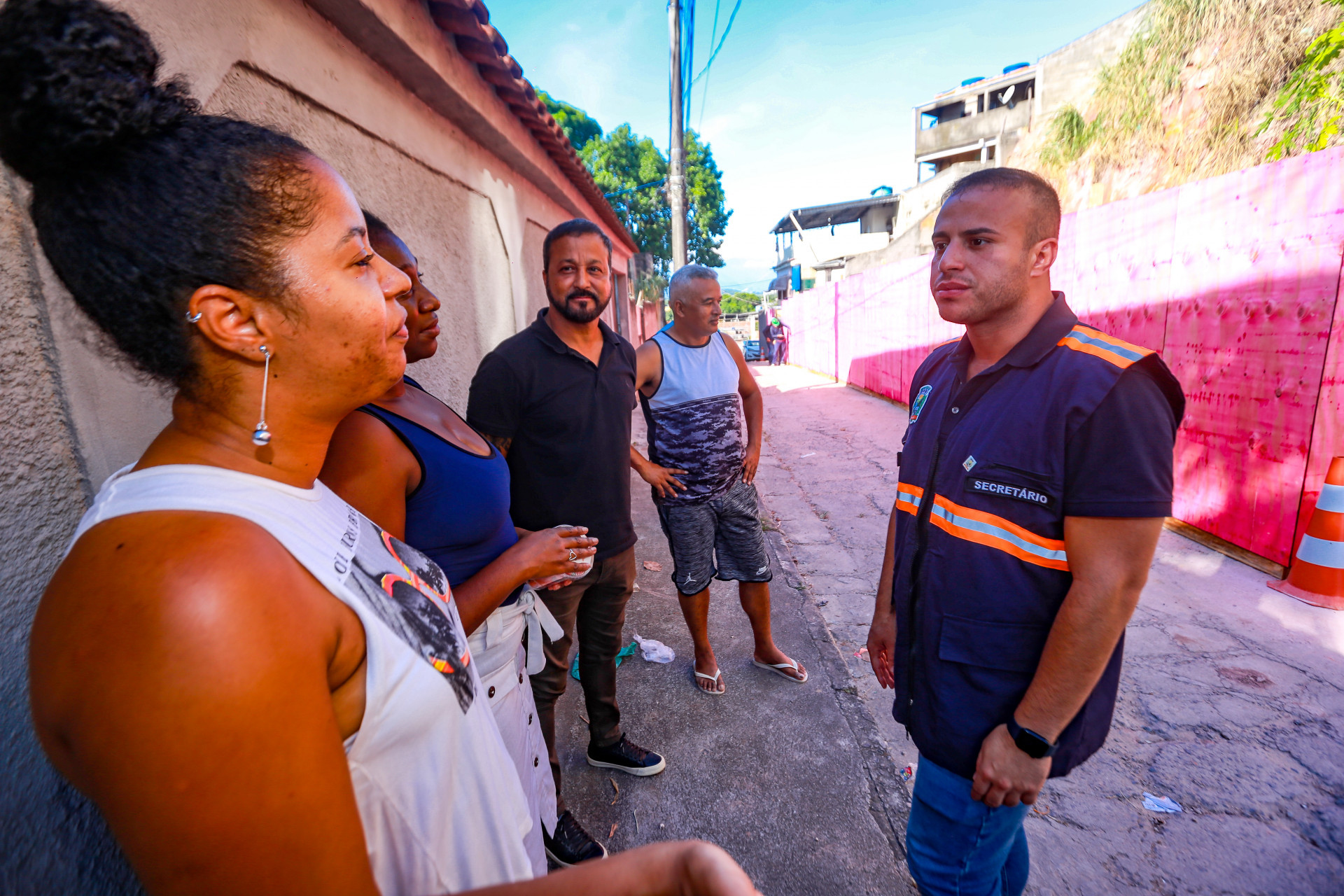 Monica Araújo conversou com os secretários Matheus carneiro e Tuninho Medeiros destacando a importância da contenção da encosta - Rafael Barreto / PMBR