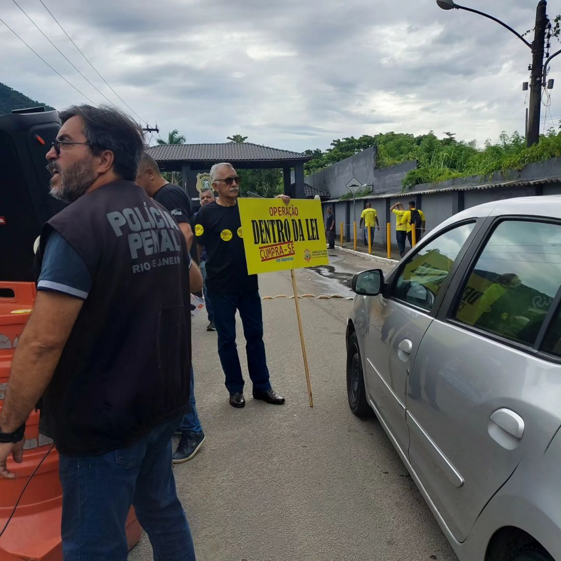 Agentes penitenciários pedem melhorias para categoria durante protesto nesta quarta-feira (6)