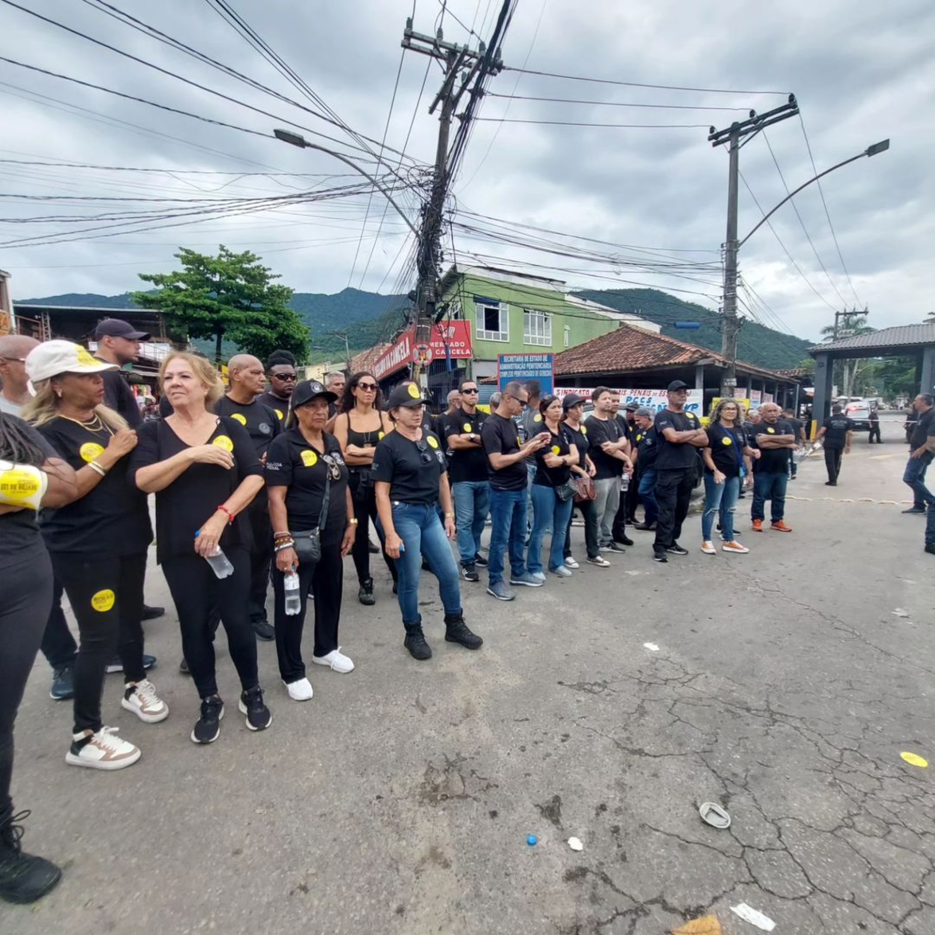 Agentes penitenciários pedem melhorias para categoria durante protesto nesta quarta-feira (6)